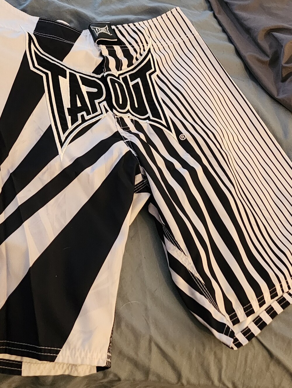 Tapout Black & White Striped